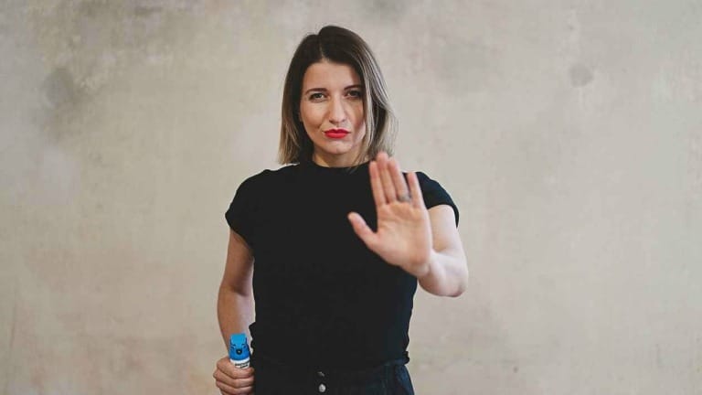 Kopnutí agresora mezi nohy není spolehlivé. Lektorka zná lepší způsoby obrany
